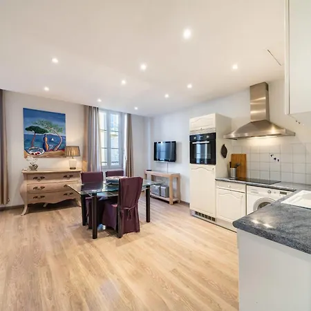 Apartment Cozystay 1802 One Bedroom In The Heart Of