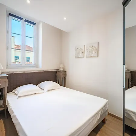 Apartment Cozystay 1802 One Bedroom In The Heart Of